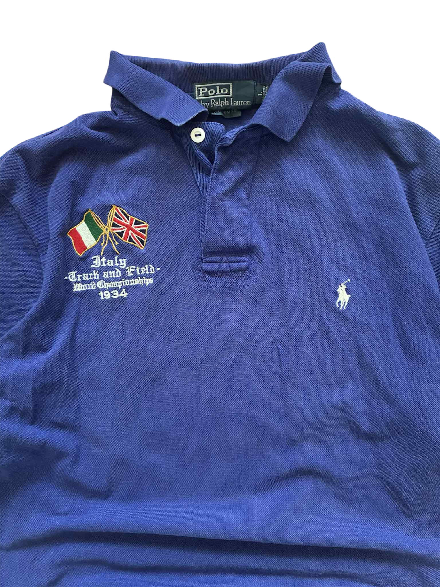 Sötétkék vintage Ralph Lauren galléros póló olasz és brit zászló hímzéssel, felirattal.