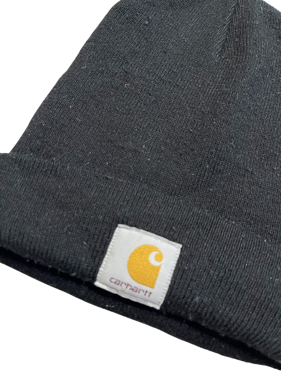 Fekete streetwear kötött sapka Carhartt logóval, divatos vintage stílus