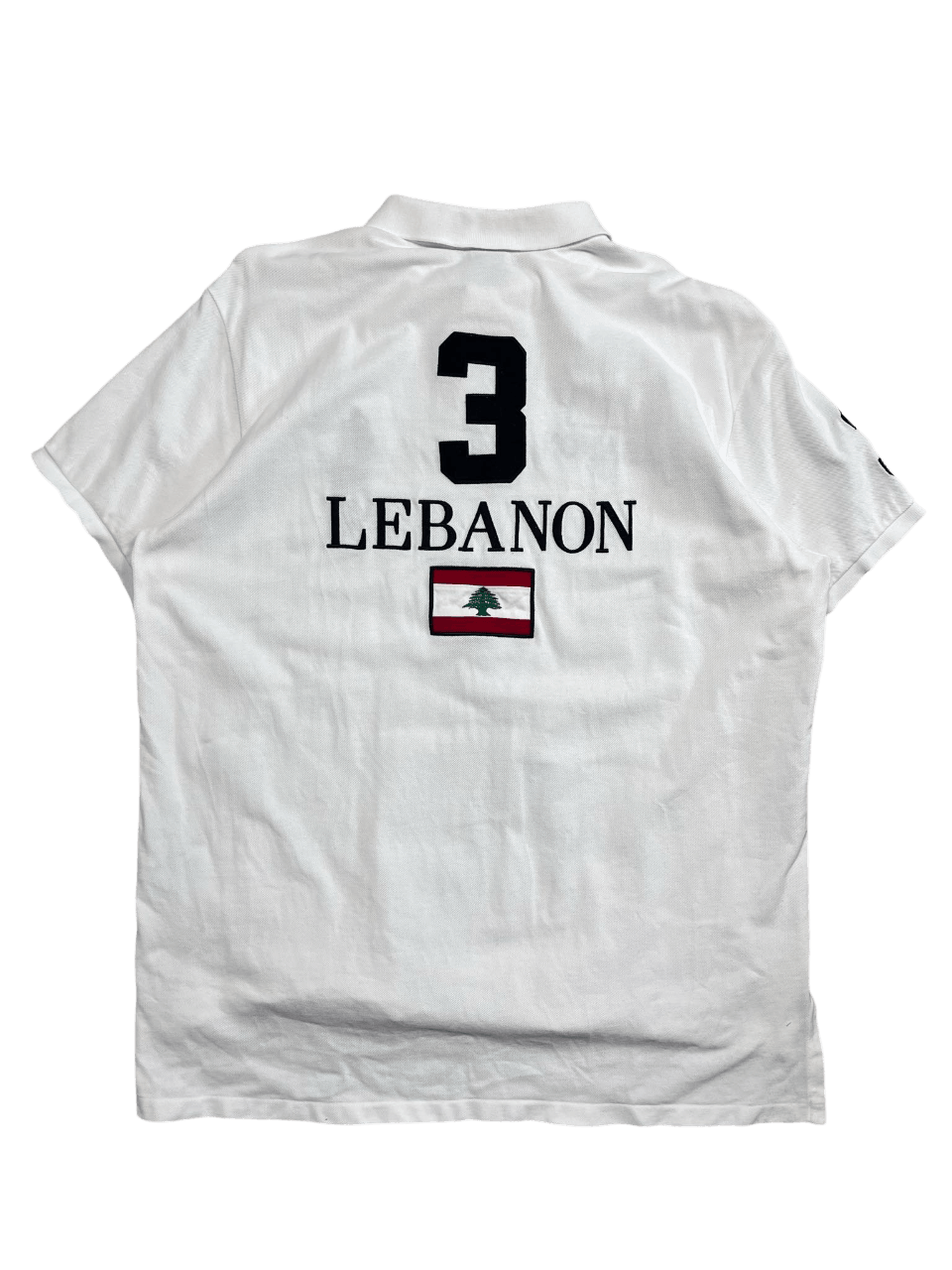 Fehér vintage póló Lebanon felirattal, nagy 3-as számmal és libanoni zászlóval hátul.
