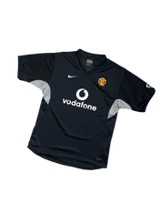 Fekete vintage Manchester United Nike focimez Vodafone logóval, streetwear stílusban.