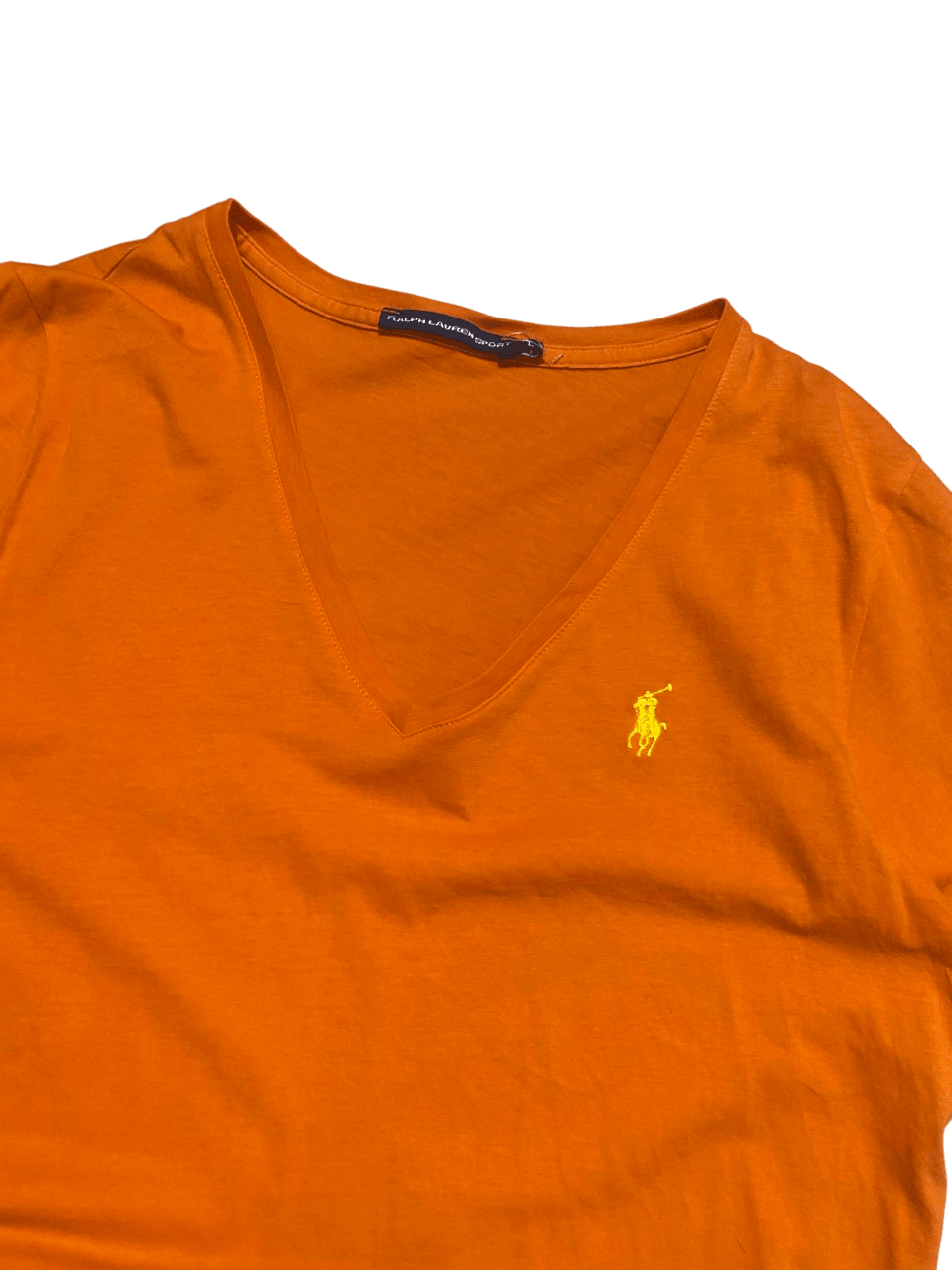 Narancssárga V-nyakú póló, hímzett logóval, vintage streetwear stílusban