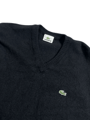 Fekete Lacoste V-nyakú pulóver vintage streetwear stílusban, krokodil logóval