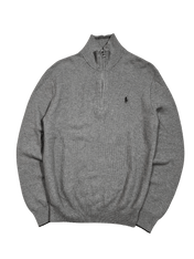 Szürke félcipzáras vintage pulóver, zöld hímzett emblémával, streetwear stílusban.