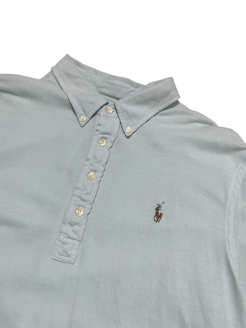 Világoskék vintage galléros póló, hímzett lovas logóval, streetwear stílus