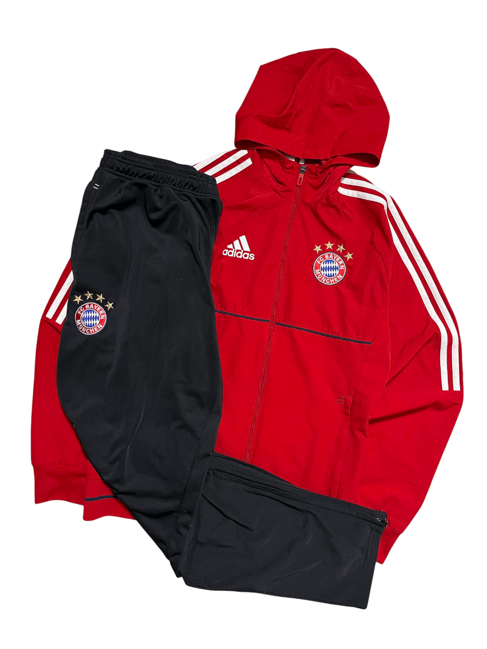 Adidas Bayern München piros-fekete kapucnis melegítő szett vintage streetwear stílusban