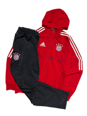 Adidas Bayern München piros-fekete kapucnis melegítő szett vintage streetwear stílusban