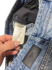 Fendi Roma címkés vintage világoskék farmernadrág, közelről, utcai ruházat