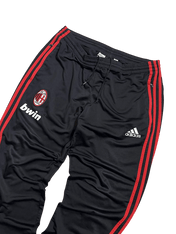 Fekete Adidas melegítőnadrág piros csíkokkal, AC Milan logóval, streetwear stílus