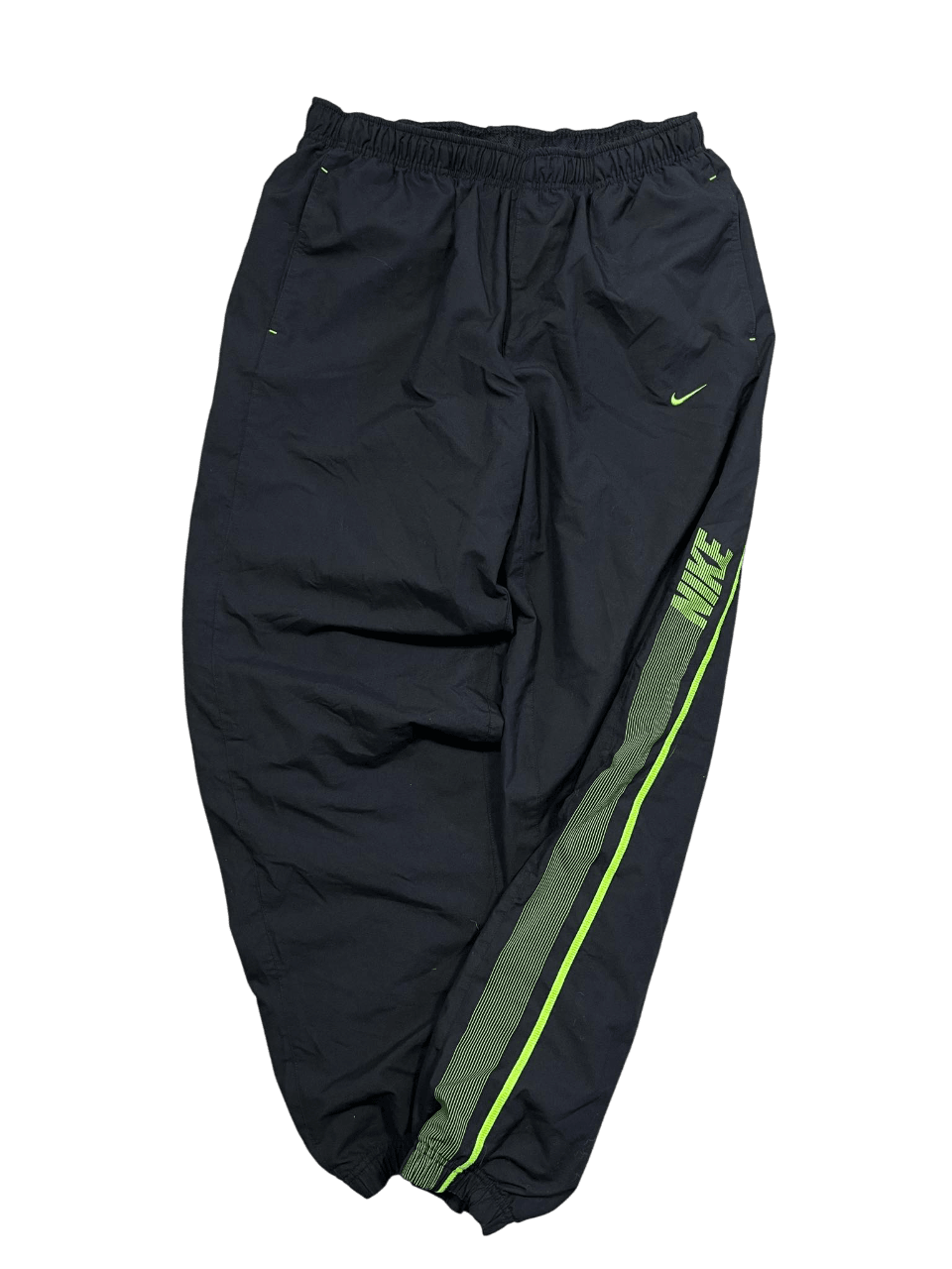 Fekete Nike streetwear melegítőnadrág zöld csíkkal és logóval, sportos stílus