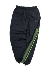 Fekete Nike streetwear melegítőnadrág zöld csíkkal és logóval, sportos stílus