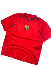 Vintage piros Nike Barcelona rövid ujjú streetwear póló, FCB címerrel, exkluzív stílus