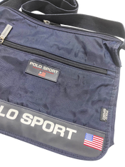 Sötétkék Polo Sport oldaltáska vintage streetwear stílusban, amerikai zászlóval.