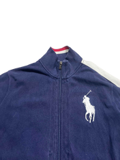 Sötétkék cipzáras streetwear felső nagyméretű fehér hímzett logóval, fehér vállcsíkkal.
