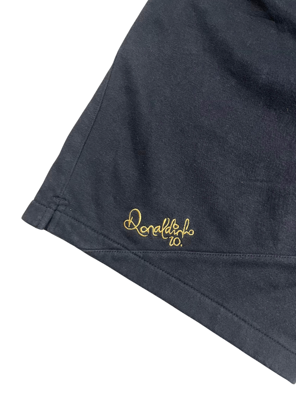 Fekete streetwear póló, alján arany színű Ronaldinho 20 felirattal, vintage stílus
