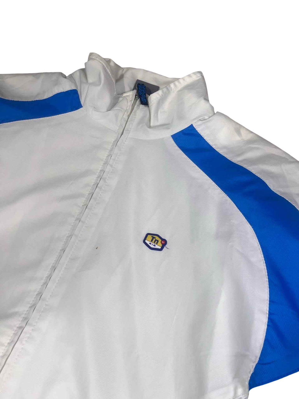Fehér és kék vintage sportdzseki cipzárral, mellrészen Th Air logóval.