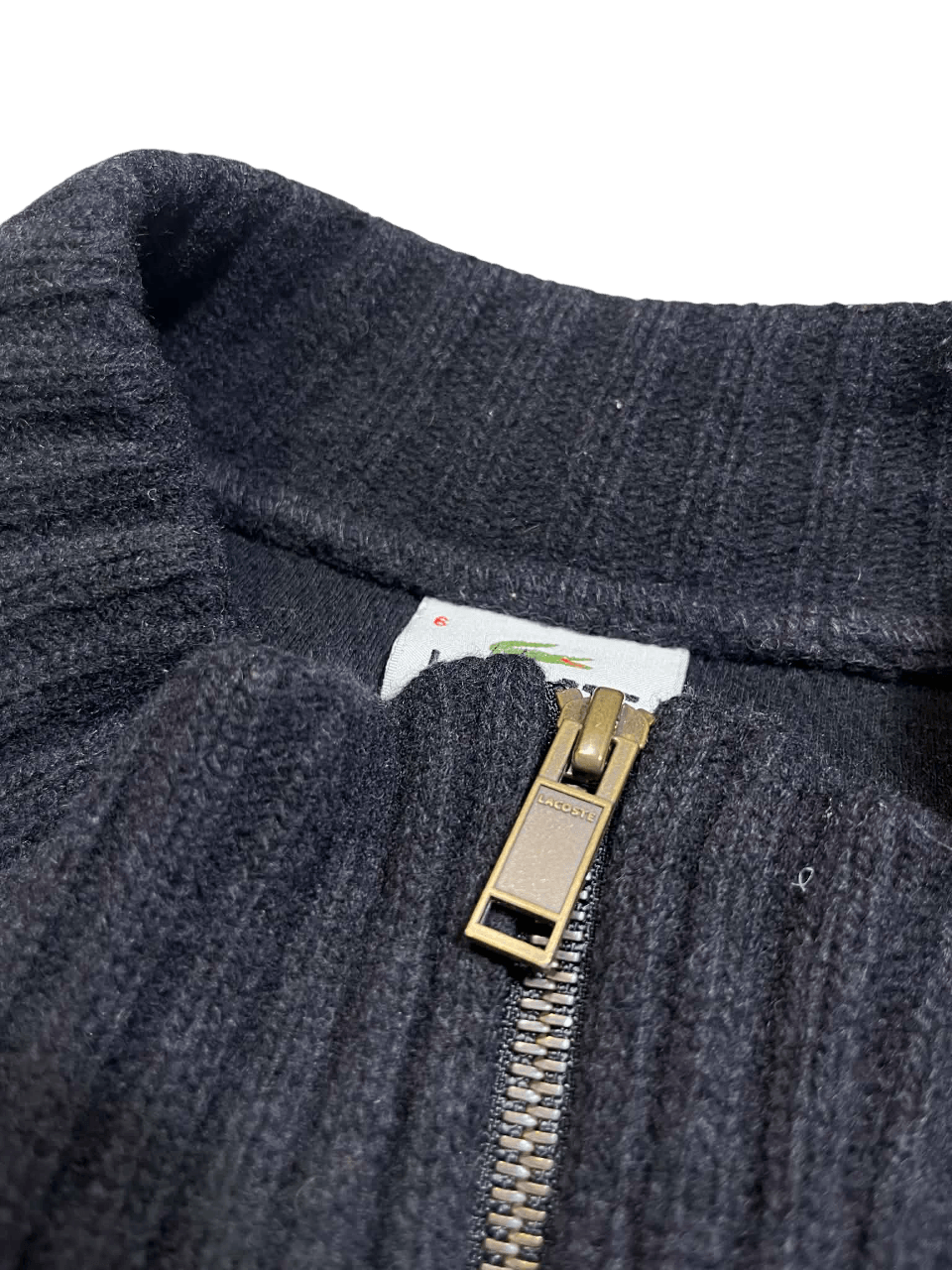 Lacoste fekete kötött zipzáras pulóver gallérral, közelről fotózva
