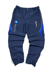 Sötétkék vintage SSC Napoli sport melegítőnadrág, Macron logóval, streetwear stílusban.