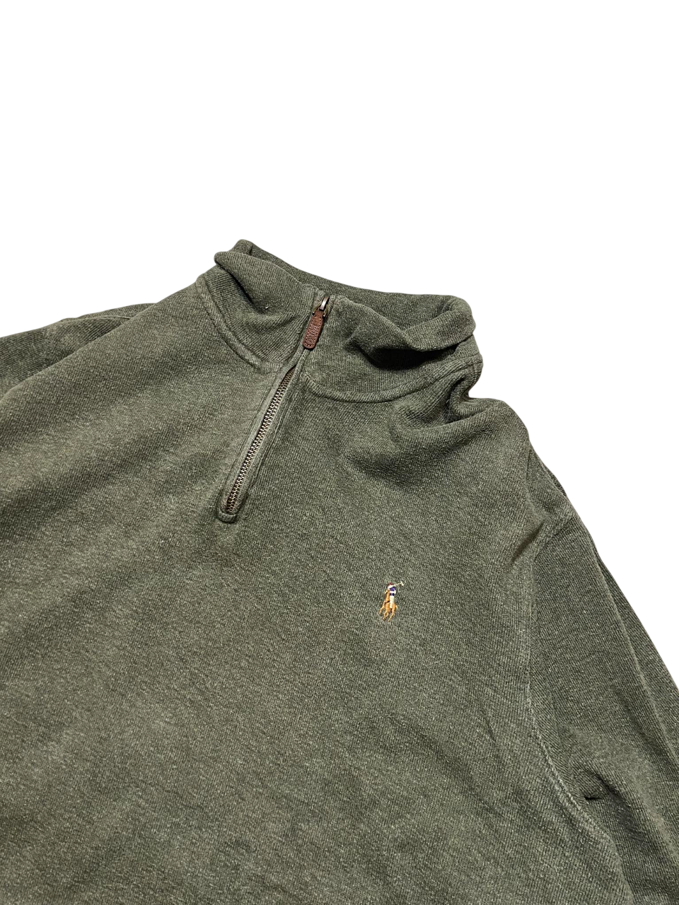 Olívazöld félcipzáras vintage pulóver hímzett logóval, streetwear stílusban.