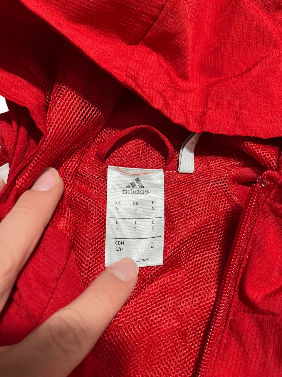 Adidas piros hálós streetwear dzseki belső címkéje, méret S, közeli kép