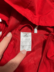 Adidas piros hálós streetwear dzseki belső címkéje, méret S, közeli kép