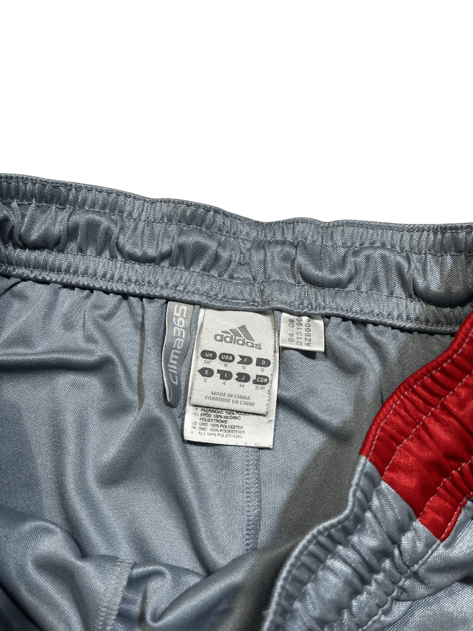 Adidas vintage szürke sport nadrág címkével, piros csíkkal, streetwear stílus