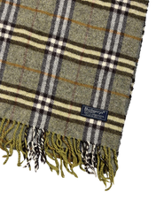 Zöld kockás gyapjúsál rojtokkal, Burberry címkével, vintage streetwear stílusban