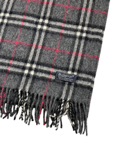 Szürke kockás, rojtos vintage gyapjúsál Burberrys címkével, streetwear stílus