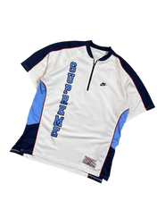 Fehér, kék és sötétkék vintage Supreme és Nike streetwear póló hímzett logóval.