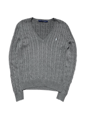 Szürke kötött V-nyakú pulóver hímzett logóval, vintage streetwear stílusban.