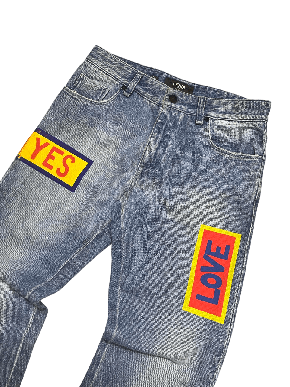 Vintage stílusú Fendi farmer, színes YES és LOVE feliratos patch-ekkel, streetwear divat