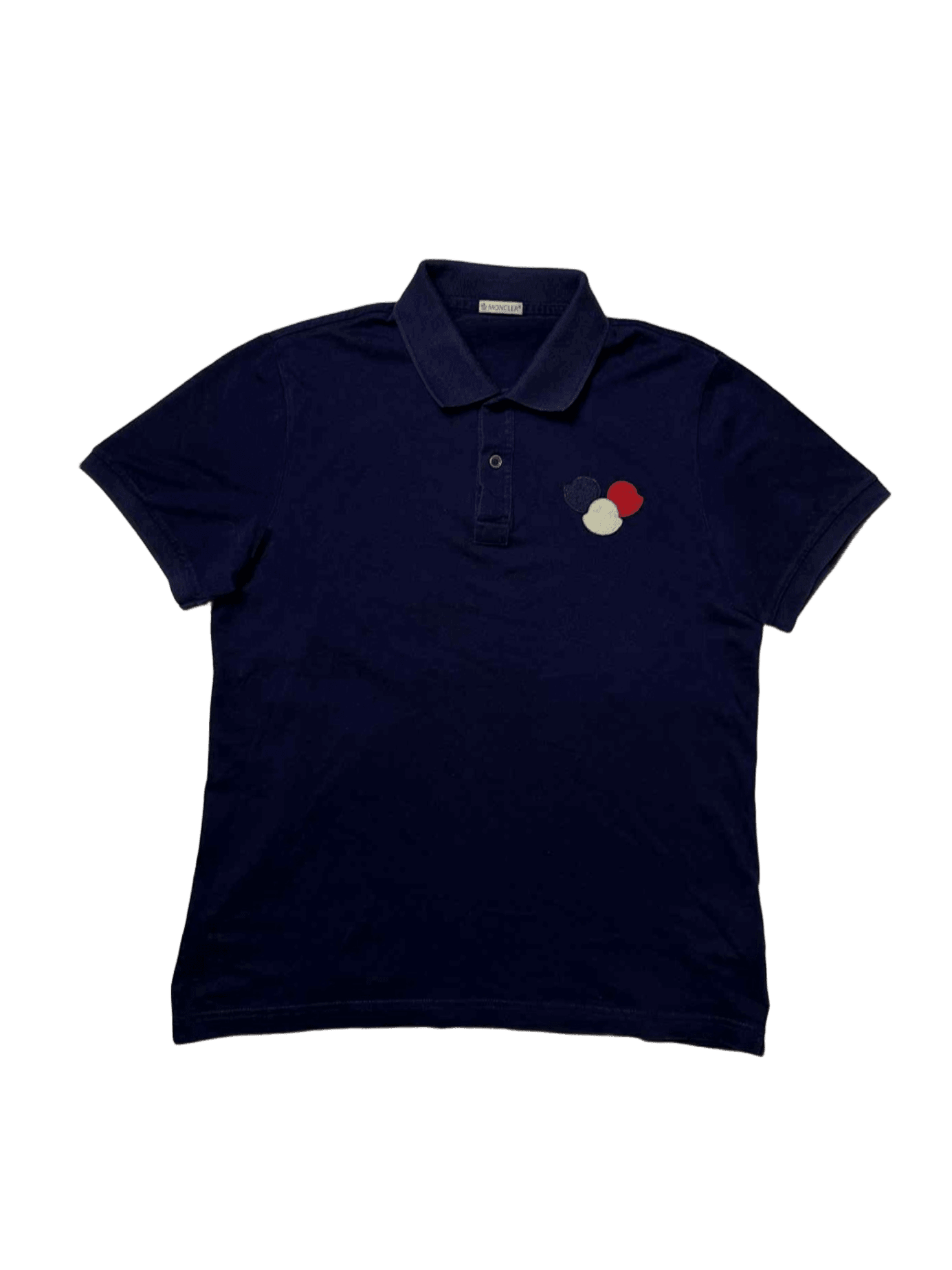 Sötétkék, rövid ujjú, galléros póló mellrészén hímzett, színes logóval, vintage streetwear stílusban.
