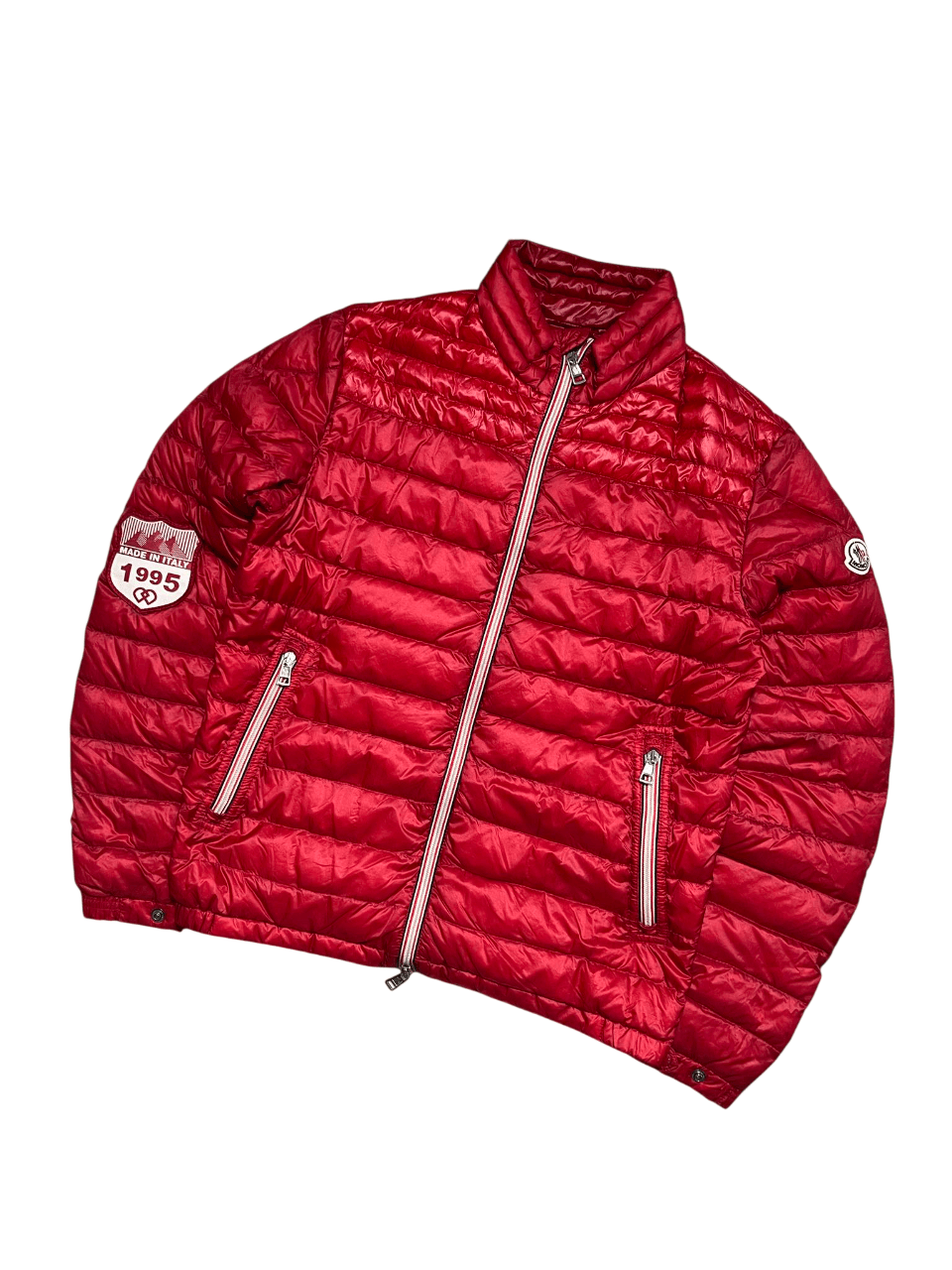 Piros steppelt, cipzáras férfi streetwear dzseki felvarrókkal, modern vintage stílusban