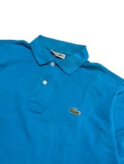 Kék vintage Lacoste galléros póló, hímzett krokodil logóval, streetwear stílus