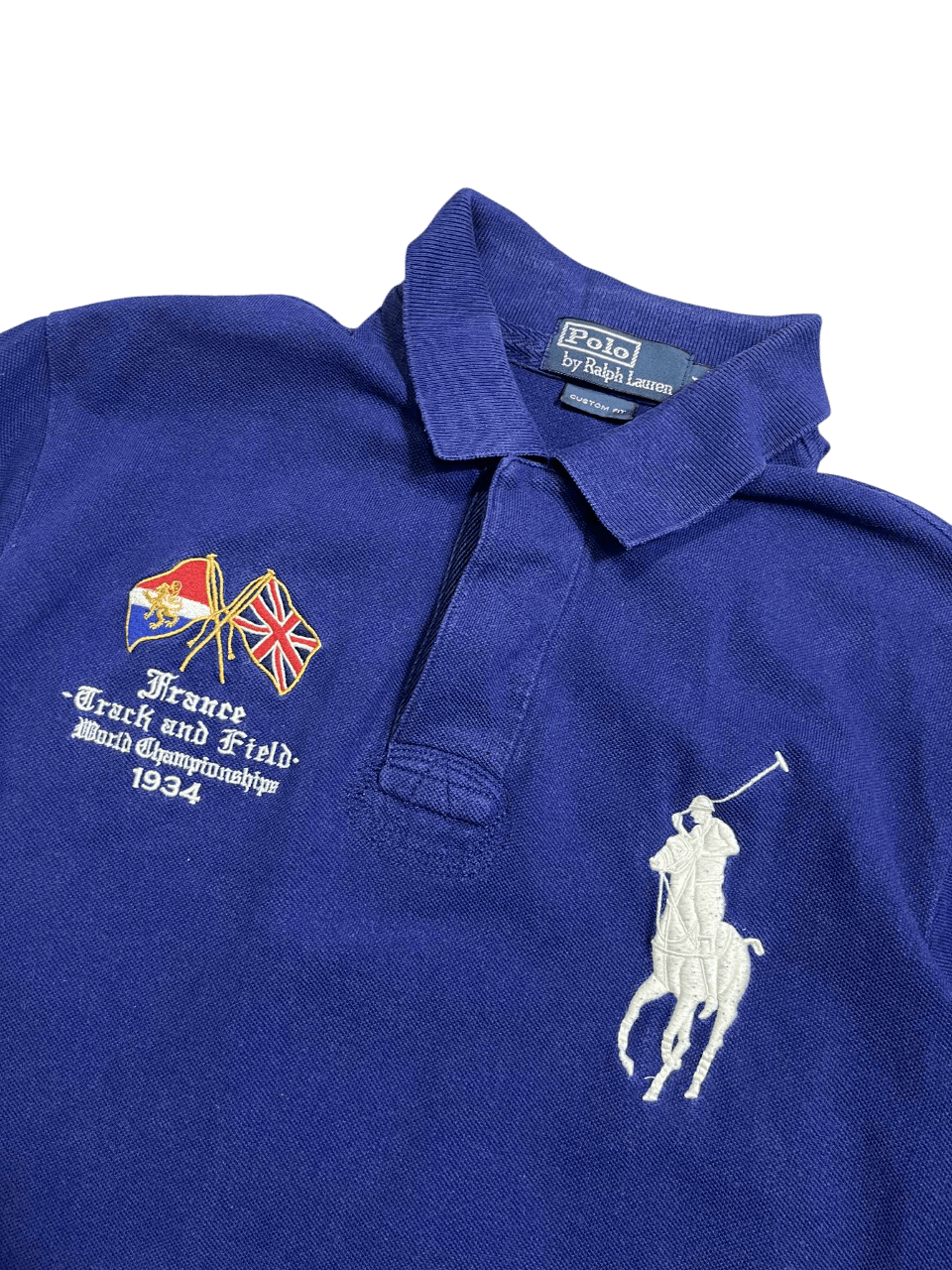 Kék Ralph Lauren póló vintage stílusban, hímzett lovaspóló logóval és Franciaország Track and Field 1934 felirattal