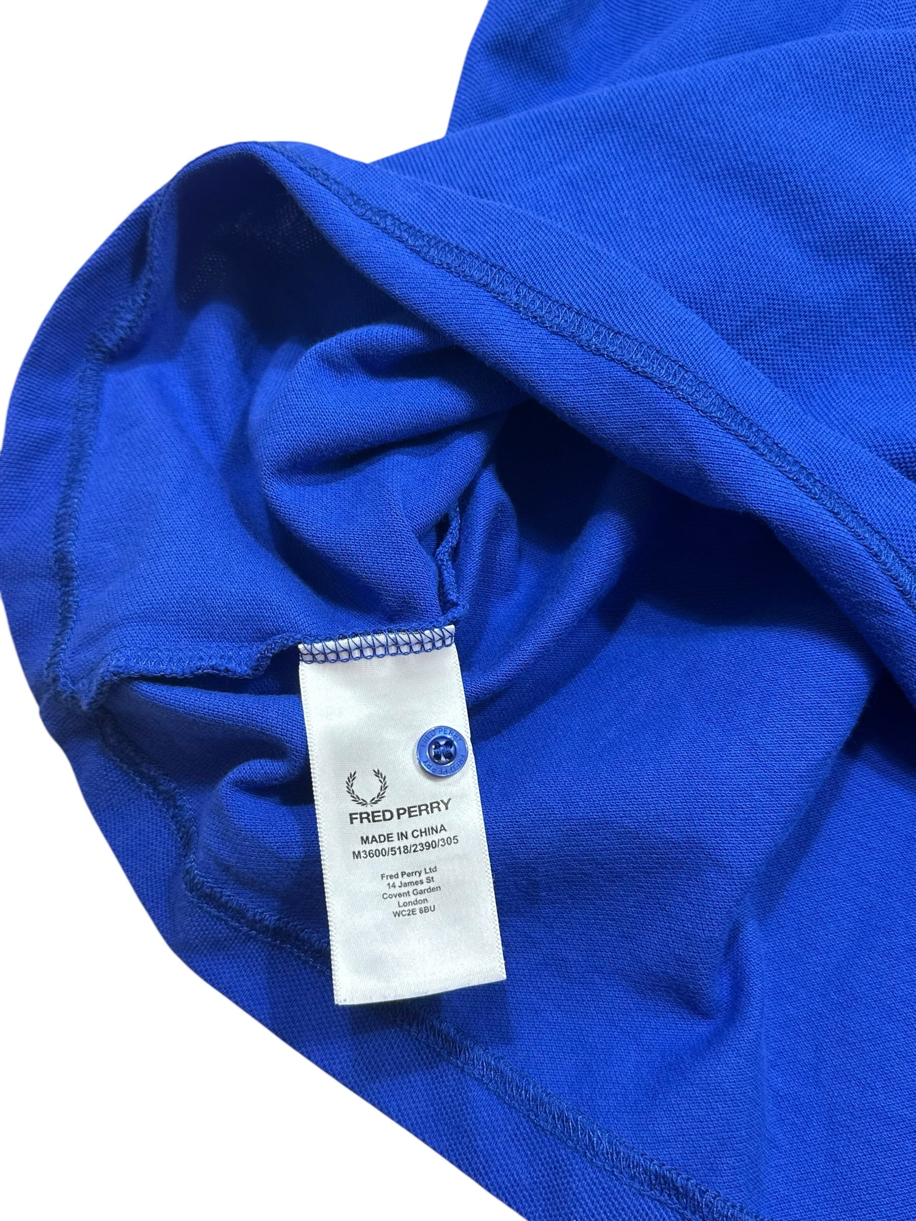 Candy Streetwear Fred Perry kék pamut piké póló belső címkéje és márkajelzett gombja