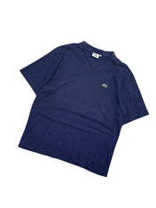 Candy Streetwear sötétkék Lacoste Sport V-nyakú férfi póló ikonikus krokodil logóval és légáteresztő anyaggal.