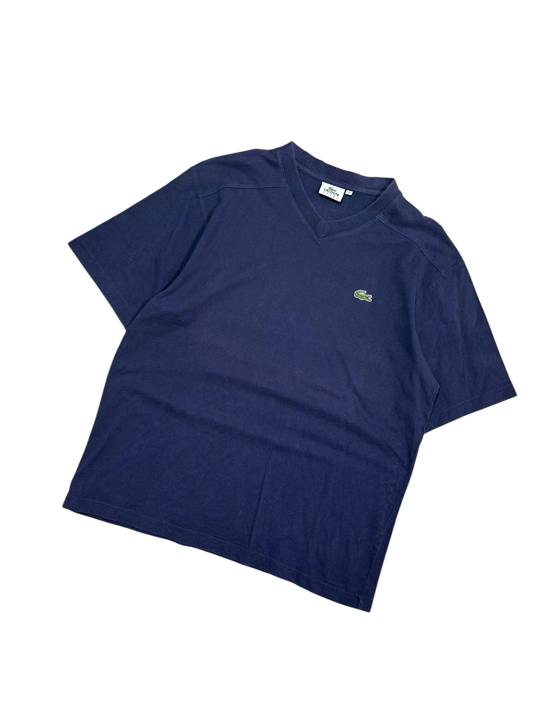 Candy Streetwear sötétkék Lacoste Sport V-nyakú férfi póló ikonikus krokodil logóval és légáteresztő anyaggal.