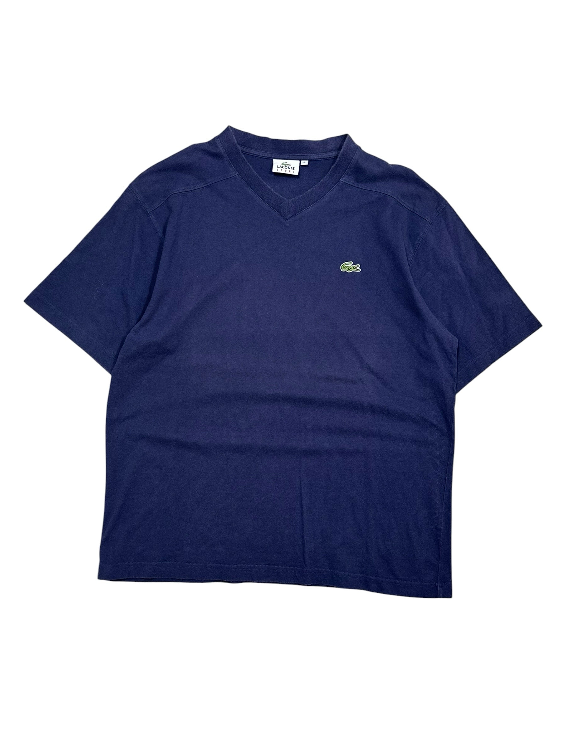 Candy Streetwear sötétkék Lacoste Sport V-nyakú férfi póló ikonikus krokodil logóval és rövid ujjakkal.