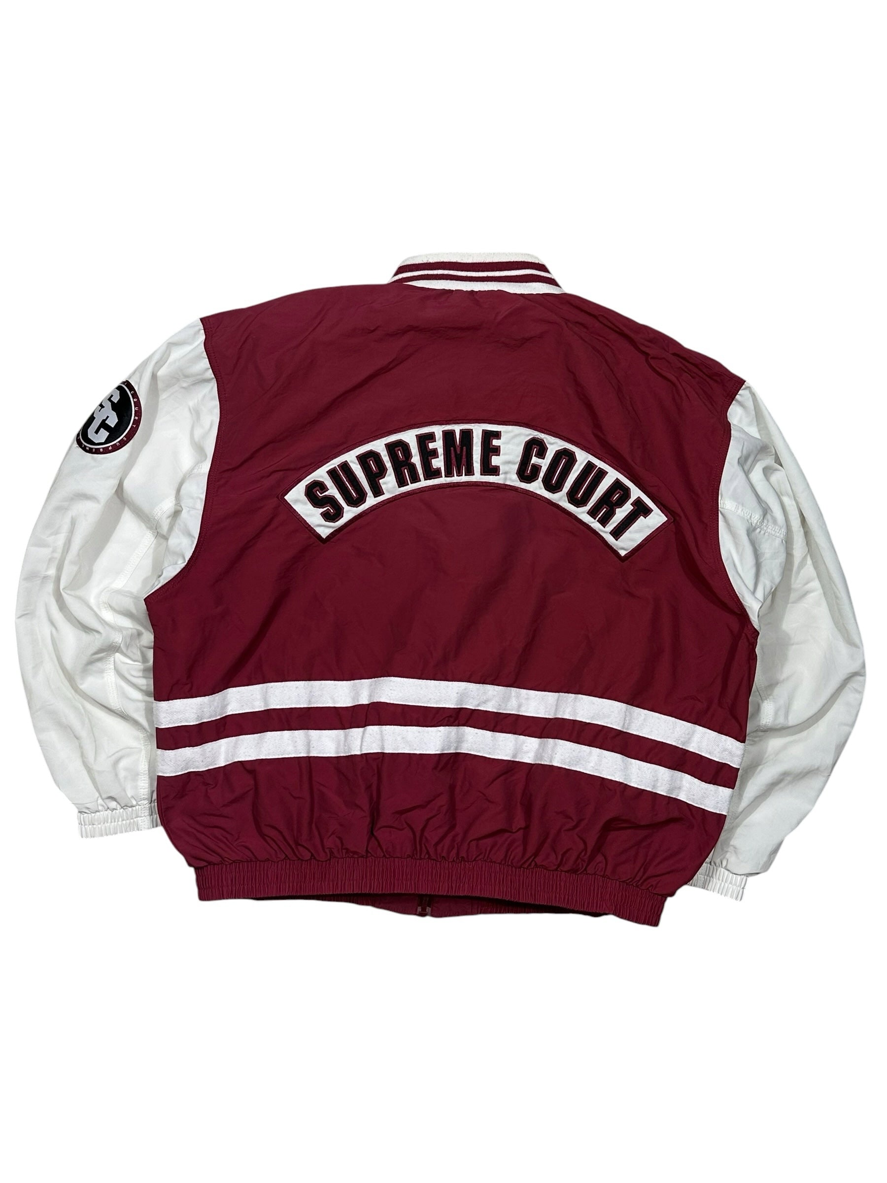 Candy Streetwear bordó-fehér Nike Supreme Court baseball dzseki hátulról, rugalmas passzés szegélyekkel és felirattal.