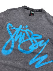 Candy Streetwear sötétszürke melírozott Stüssy póló élénk kék graffiti logóval a mellkason