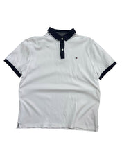 Candy Streetwear Tommy Hilfiger fehér pamut férfi pólóing sötétkék gallérral és ujjvégekkel, mellkasi logóval.