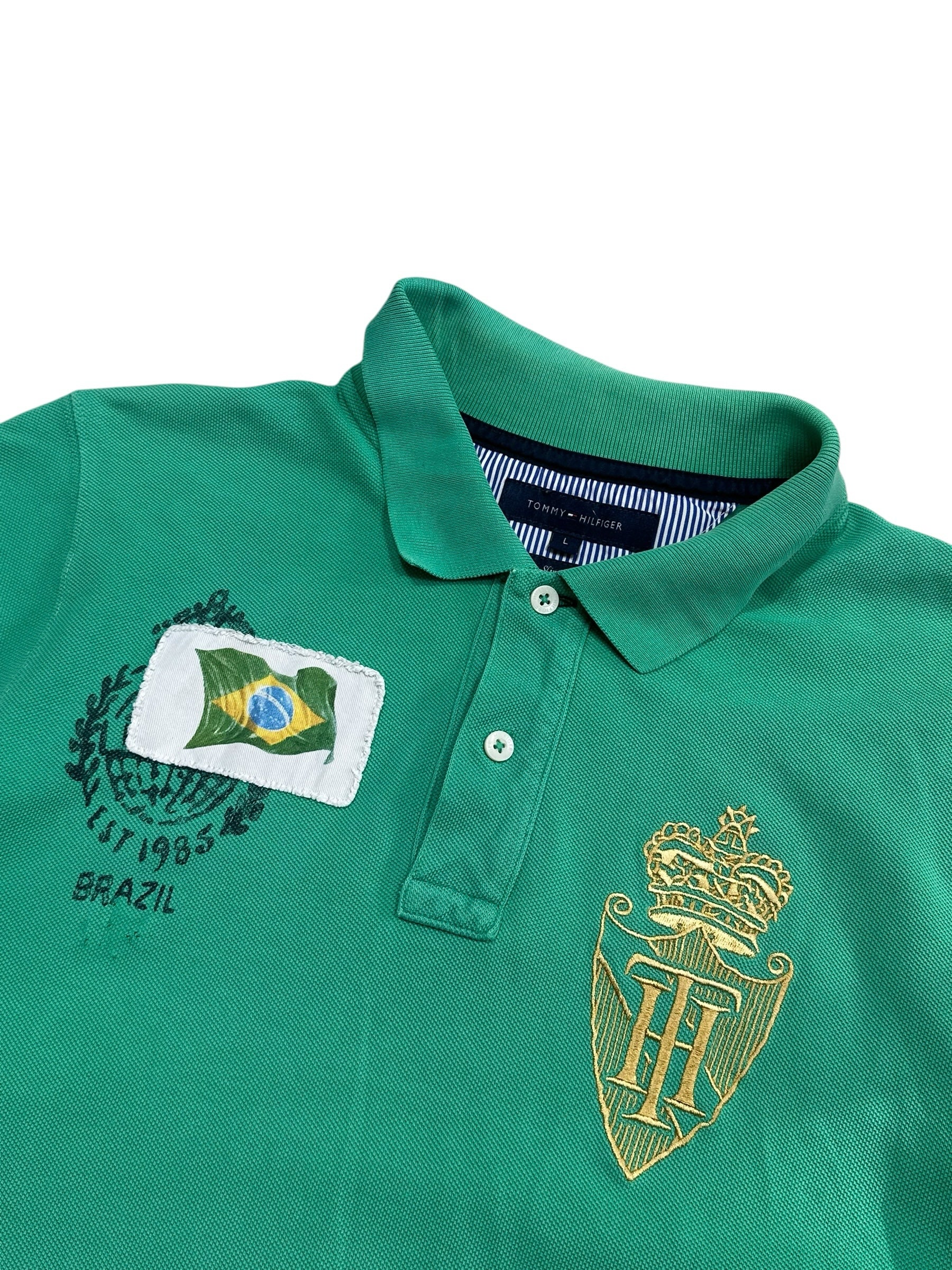 Candy Streetwear élénkzöld Tommy Hilfiger férfi piké póló hímzett brazil zászlóval és arany címerrel