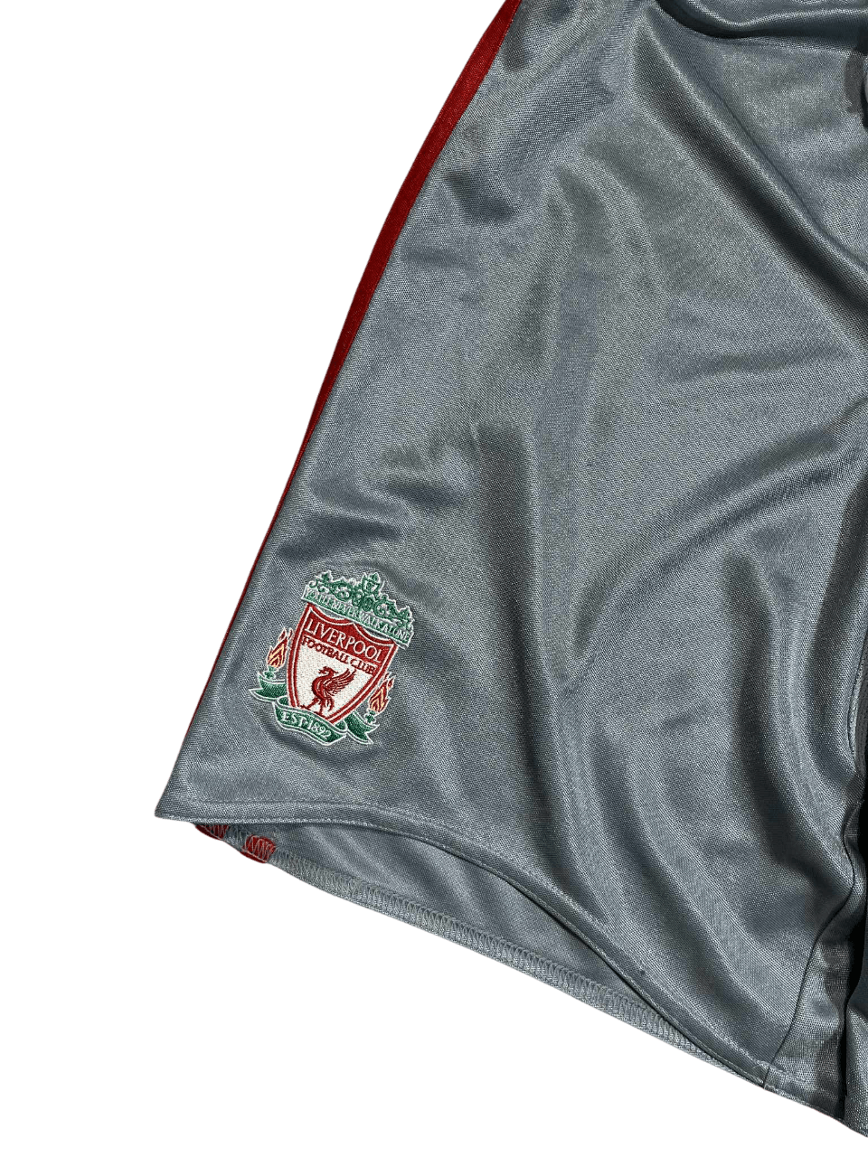Ezüst színű vintage Liverpool focirövidnadrág hímzett címerrel, streetwear stílus