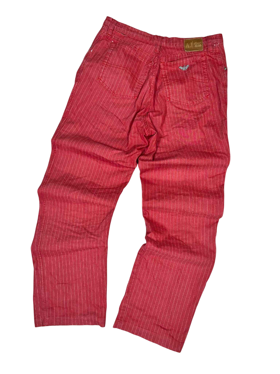 Piros csíkos Armani Jeans vintage farmernadrág hátulnézetben, utcai divat