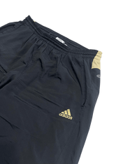 Fekete Adidas vintage melegítőnadrág arany logóval, streetwear stílusban.