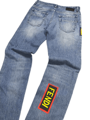 Vintage kék farmernadrág sárga-piros FENDI felirattal, streetwear stílusban