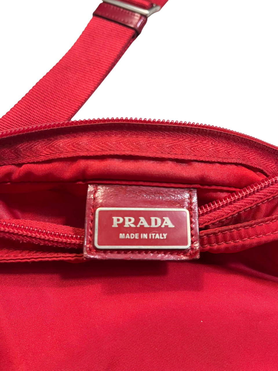 Piros Prada designer táska címke, Made in Italy felirattal, cipzáros részlettel