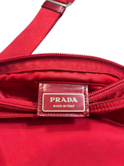 Piros Prada designer táska címke, Made in Italy felirattal, cipzáros részlettel