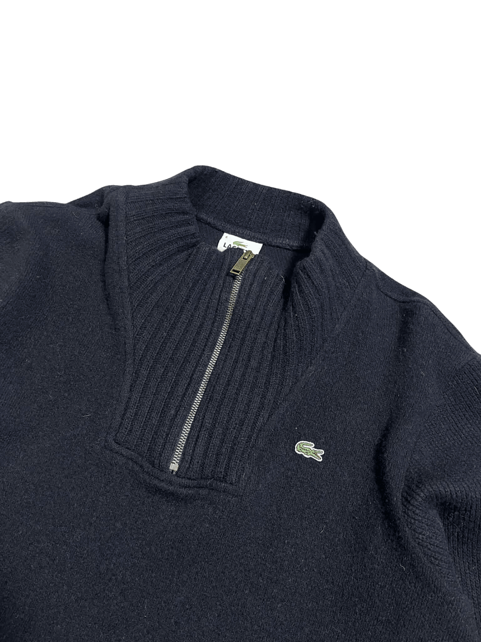 Sötétkék Lacoste félcipzáros kötött pulóver, vintage streetwear stílusban.