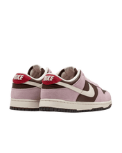 Nike Dunk Low férfi streetwear sneaker, lila, barna és piros színösszeállításban